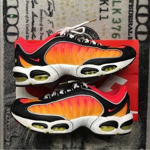 nike tailwind sunset